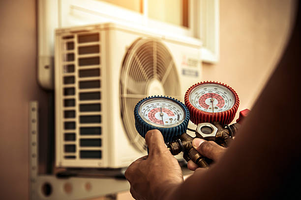 Professional Hvac technician working in Batavia, IL